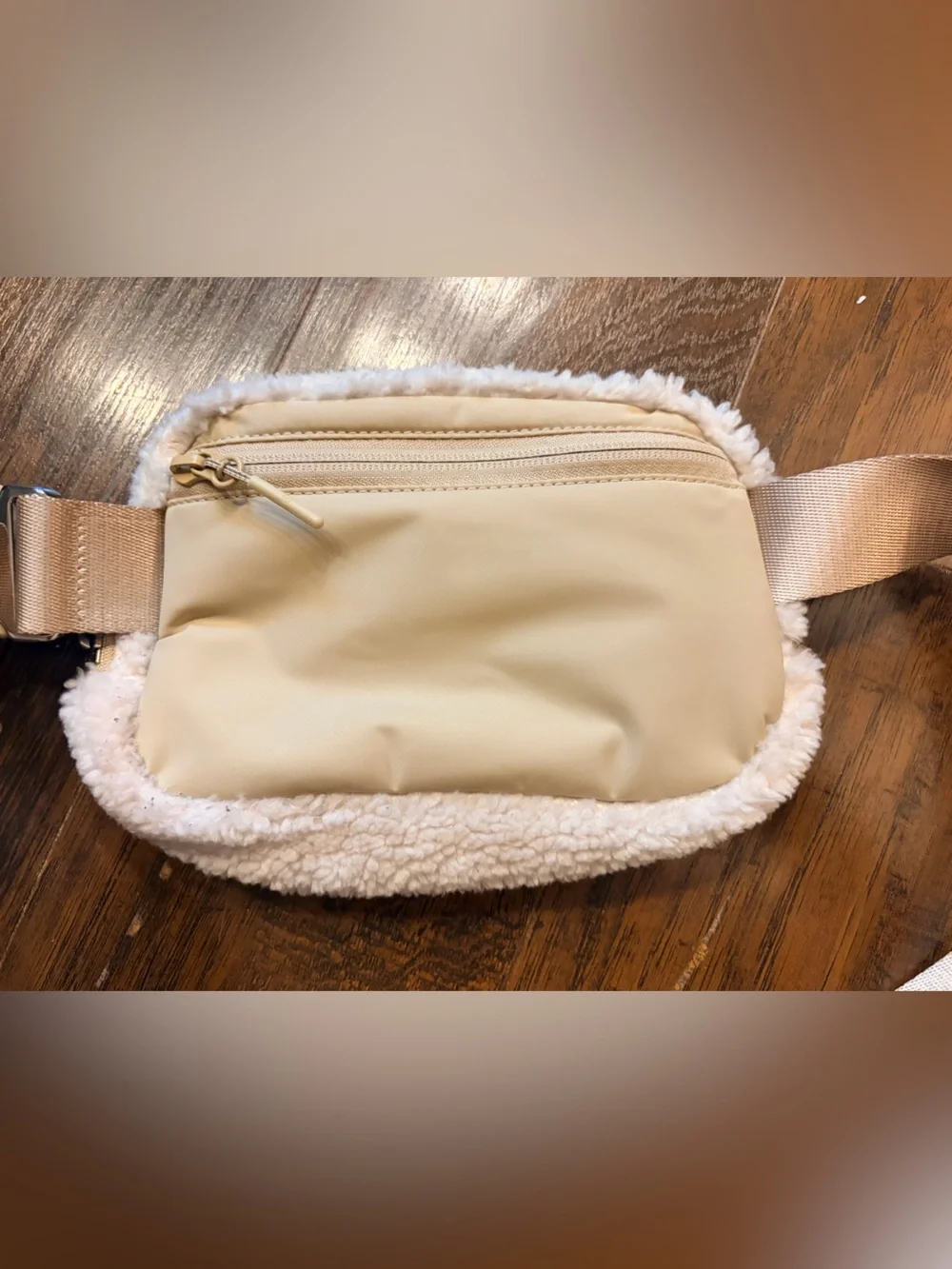Everywhere Fleece Belt Bag Natural Ivory Trench Silver Logo
